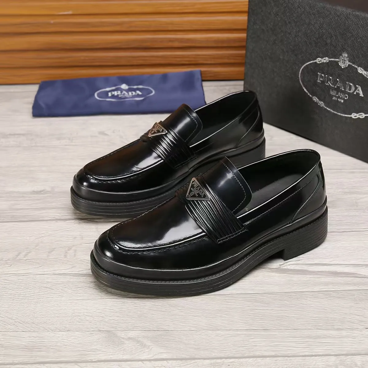 Men's shoes 💰540 💰💰🎩🎩【Prada】Counter 1:1⬆️original reproduction, absolute quality🆗Original outsole, high-quality imported rubber, wear-resistant and non-slip, never degummed, upper material: imported first-layer cowhide➕anti-slip foam outsole, official website material, lining material: water-dyed leather lining, 3 colors available! Code number 38-45